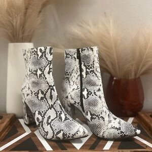 FAUX SNAKE PRINT BOOTS |Sz 38 (7US)